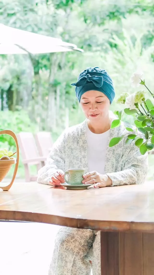 エミーキャップ・ガーゼタイプは、やわらかくて軽く、通気性と吸収性に優れた天然素材です。頭皮が敏感になりやすい治療中の方にも安心してお使いいただけるよう、肌にやさしい綿100％のダブルガーゼを使用しております。

治療中で体調がゆらぐ日も心地よく寄り添います。

#Emmycap
#ケア帽子
#抗がん剤治療
#ターバン
#帽子
#ターバン帽子
#ヘアロス 
#乳がん
#円形脱毛 
#脱毛症 
#アピアランス
#がん
#がんサバイバー 
#卵巣がん 
#子宮がん
#医療用帽子
#子宮頚がん